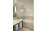 Meubles de style armoire moderne dans une salle de bains de style moderne.