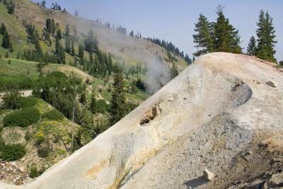 Un fumerolles dans les montagnes de la Sierra Nevada.