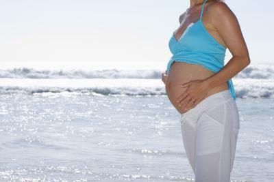 femme enceinte sur la plage
