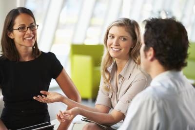 Présentez-pensées doucement dans un dialogue.