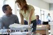 Homme et femme flirter au bureau de