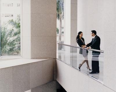 L'homme et la femme qui parle au bureau