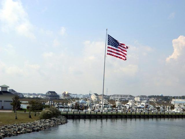 Un drapeau américain ondulant dans un port.
