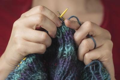 Femme tricoter