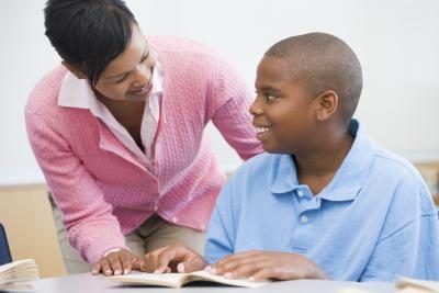 Femme aidant garçon à faire leurs devoirs