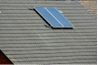 Montage d'un panneau solaire sur un toit à proximité pourrait être plus rentable.