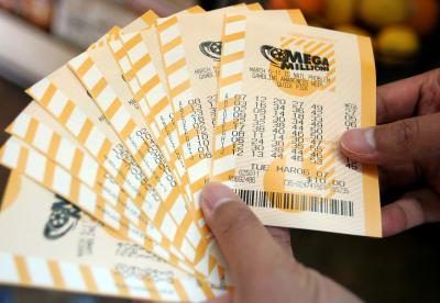 Homme tenant liasses de billets de loterie