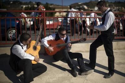 Hommes jouant guitares flamenco en Espagne.
