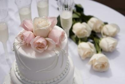 Un gâteau de mariage et le champagne