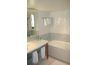 Une salle de bain des maîtres avec plusieurs installations de la barre de serviette pour le confort et l'utilisation de deux personnes
