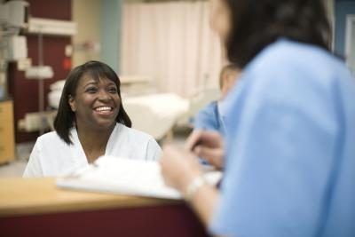 Les hôpitaux sont des lieux de travail typiques pour les infirmières avec un associé's degree.