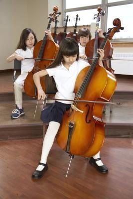 Les étudiants qui excellent dans la classe de musique obtiennent barres Symphony.