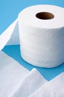 Le papier de toilette est fréquemment utilisé pour arrêter les saignements après le rasage.