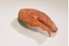 Ferme saumon élevé a ajouté la coloration pour imiter la couleur naturelle du saumon sauvage.