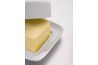 Beurre tourne une croûte de tarte feuilletée et croustillante à la place de l'offre.