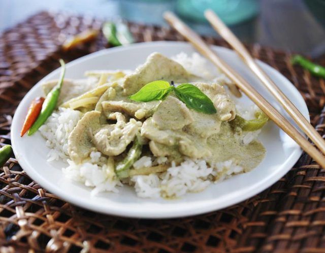 Curry vert thaï avec basilic thaï sur le dessus.