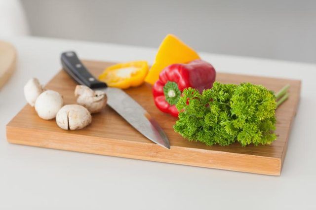 Persil sur la planche à découper avec des légumes frais.