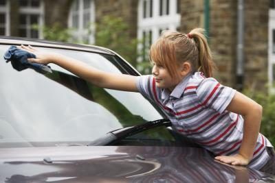 Les enfants peuvent demander aux parents si ils peuvent laver la voiture pour l'argent.
