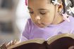 Petite fille lecture de la Bible