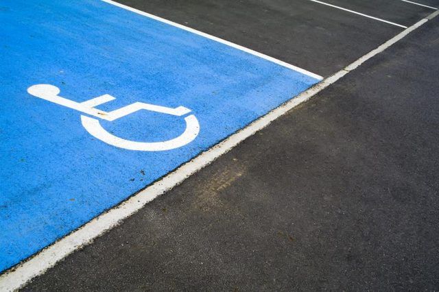 Un espace de stationnement pour personnes handicapées.