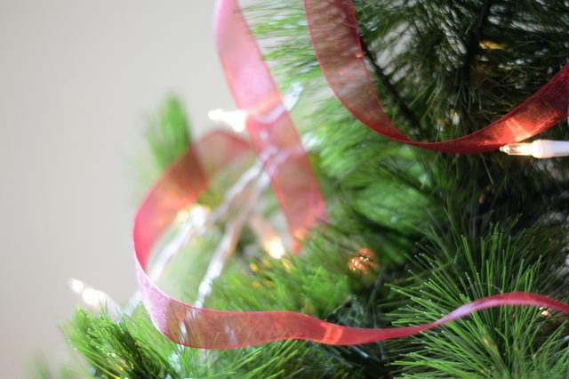 Techniques pour placer rubans autour d'un arbre de Noël