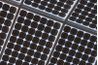 Les panneaux solaires produisent de l'électricité à partir d'énergie solaire gratuite.