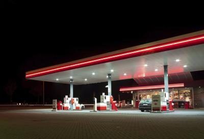 Si une station d'essence est de marque il apportera plus de revenus.