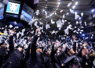 Cadets de la police célèbrent l'obtention du diplôme de l'Académie de police de New York.