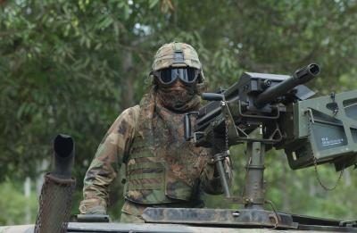 Soldat des forces spéciales américaines veiller sur un convoi de camions sur HMV