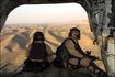 Troupes avec les forces spéciales américaines donnent sur l'Afghanistan à partir d'un hélicoptère Chinook.