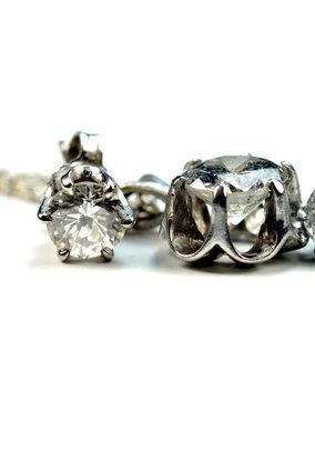 L'achat de votre femme un beau morceau de bijoux est une excellente façon de lui dire qu'elle en vaut la peine!