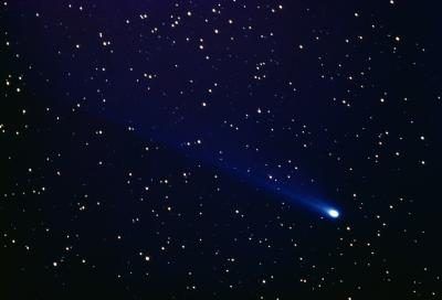 Un reflex numérique peut être utilisé pour prendre des photos de comètes.