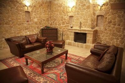 Un salon du sous-sol, avec des canapés en cuir, une table, au sommet d'un tapis d'Orient.