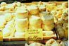 La France produit plus de 400 types de fromages différents.