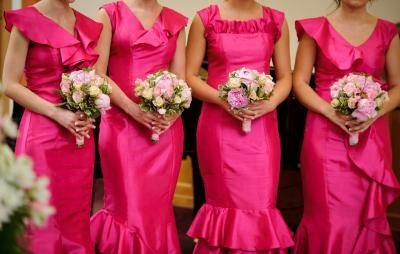 Robes de demoiselles d'honneur en rose correspondant.