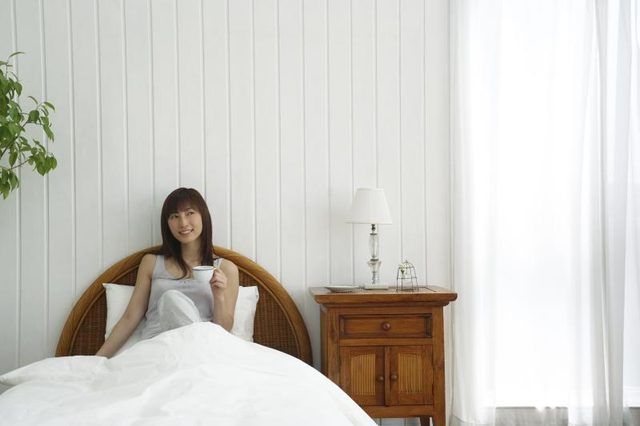 Femme dans un chambre toute blanche