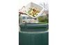 Une fois que vous avez configuré votre bac de compostage, en ajoutant les déchets de cuisine devient une routine facile.