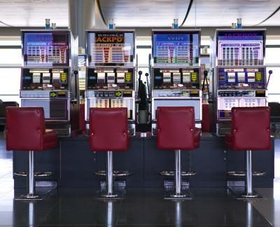 Les machines à sous à l'intérieur de terminal de l'aéroport