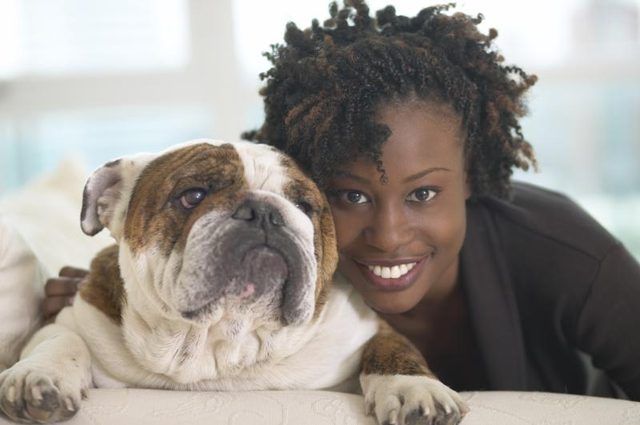 Sourire femme avec un bouledogue anglais.