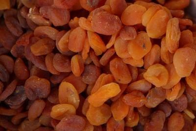 Abricots, à la fois frais et séchés, sont de bonnes sources de bêta-cryptoxanthine.