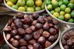 Un panier de figues contient friandises riches en calories.