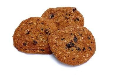 Traditionnels biscuits de farine d'avoine aux raisins peuvent emballer sur le poids.