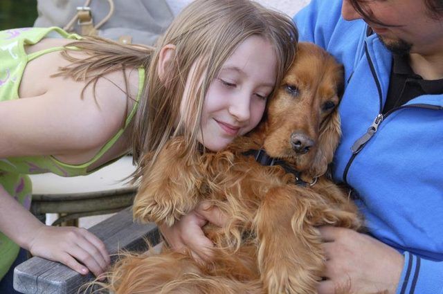 Une fille frottant son visage contre son chien's face.