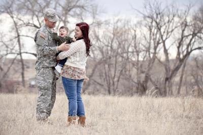 Une famille de militaire dans un champ