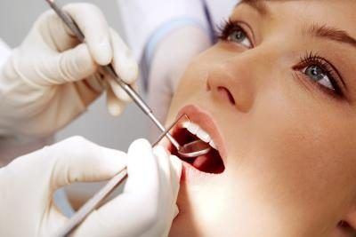 L'utilisation d'un rince-bouche prescrit par votre dentiste peut aider à prévenir vos gencives saignent au.