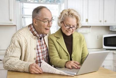 les personnes âgées qui cherchent à l'ordinateur