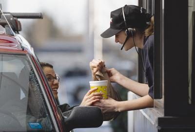 Fast food restaurants embauchent souvent les employés plus jeunes.