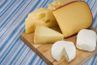 Ajout fromages fournit la saveur et la texture améliorée aux œufs brouillés.