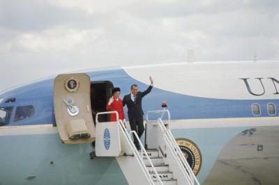 Le président Richard Nixon et son épouse Pat sortie d'Air Force One à l'aéroport d'Heathrow, en Angleterre en 1970
