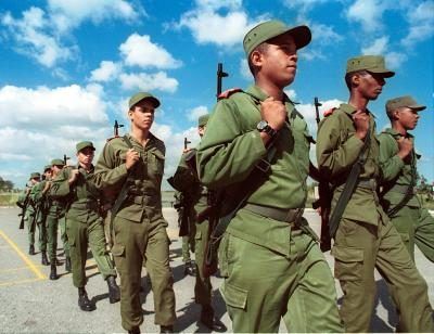 Jeunesse cubaine à des exercices d'entraînement militaire